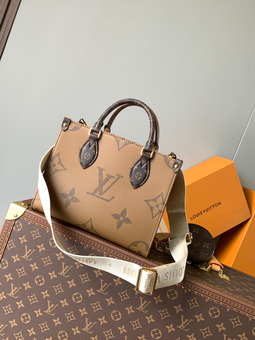 LOUIS VUITTON- M46373 onthego monogram reverse