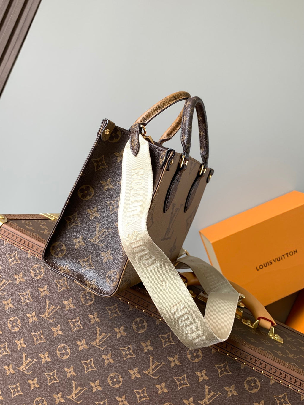 LOUIS VUITTON- M46373 onthego monogram reverse