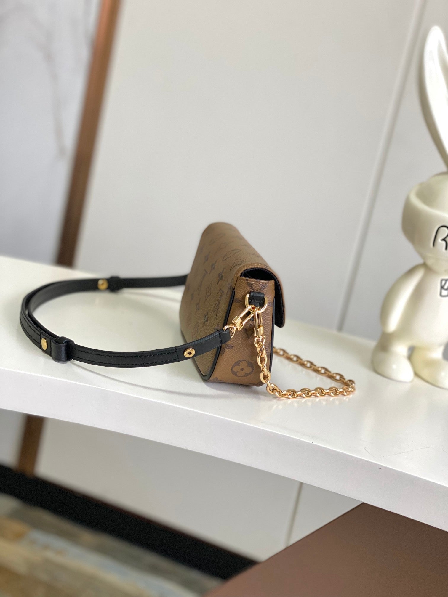 LOUIS VUITTON- M26587 Wallet On Chain