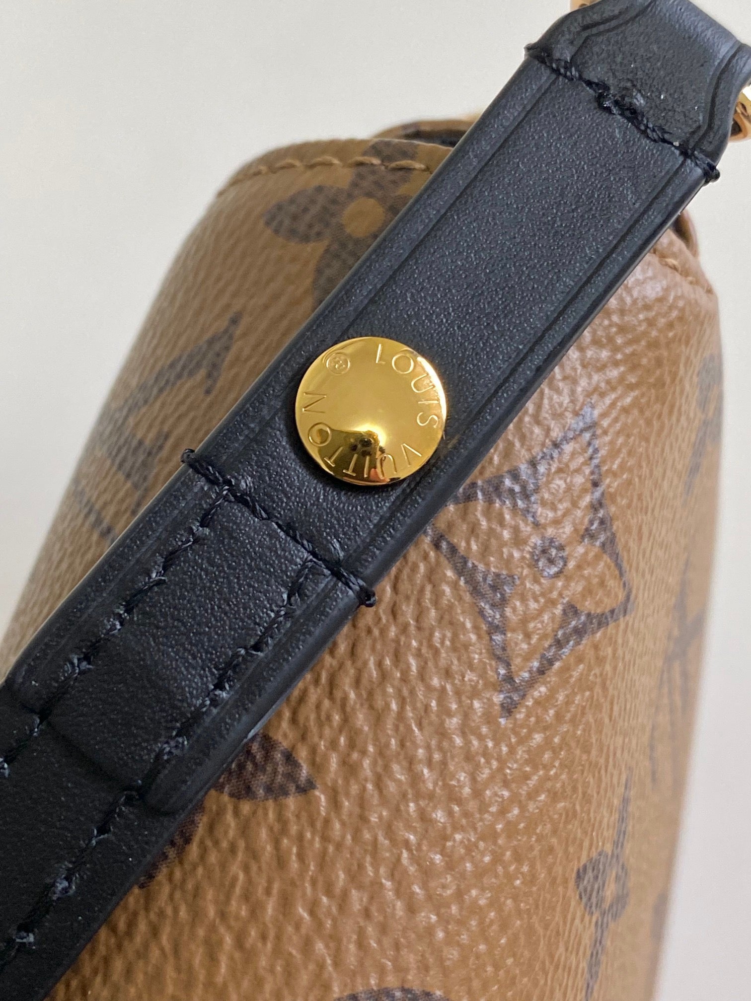 LOUIS VUITTON- M26587 Wallet On Chain