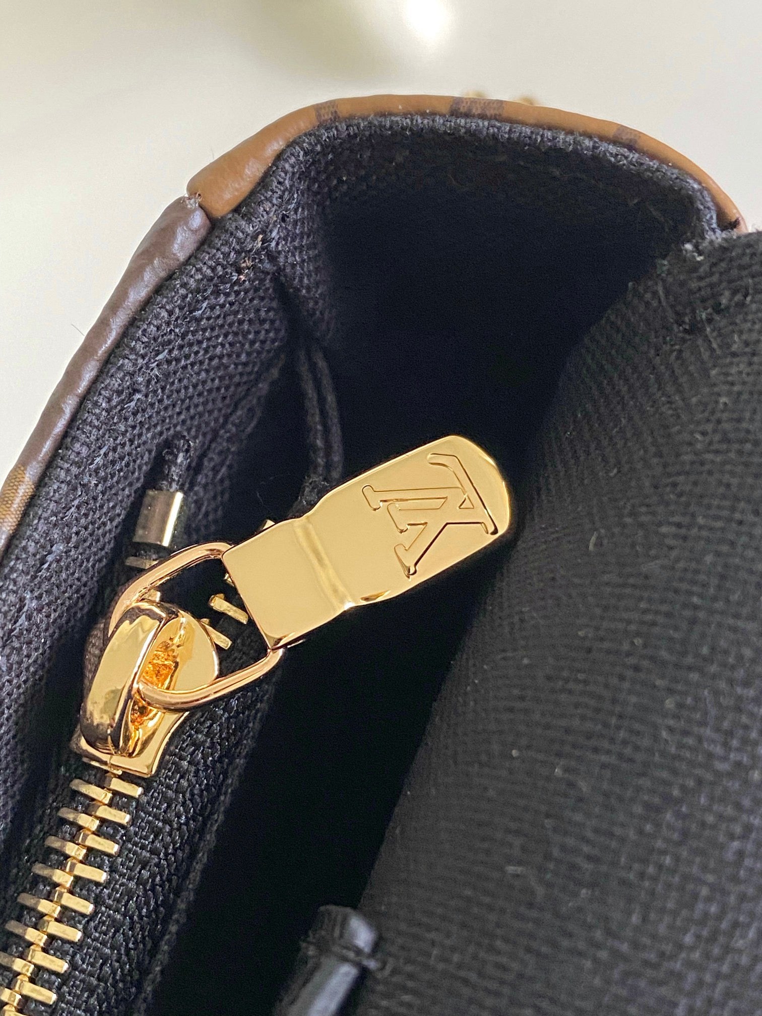 LOUIS VUITTON- M26587 Wallet On Chain