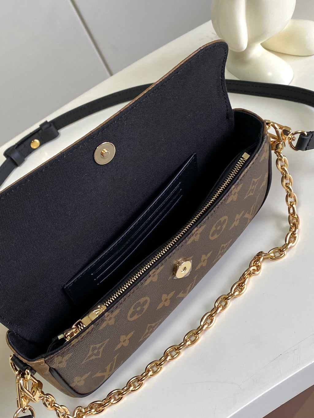 LOUIS VUITTON- M26587 Wallet On Chain