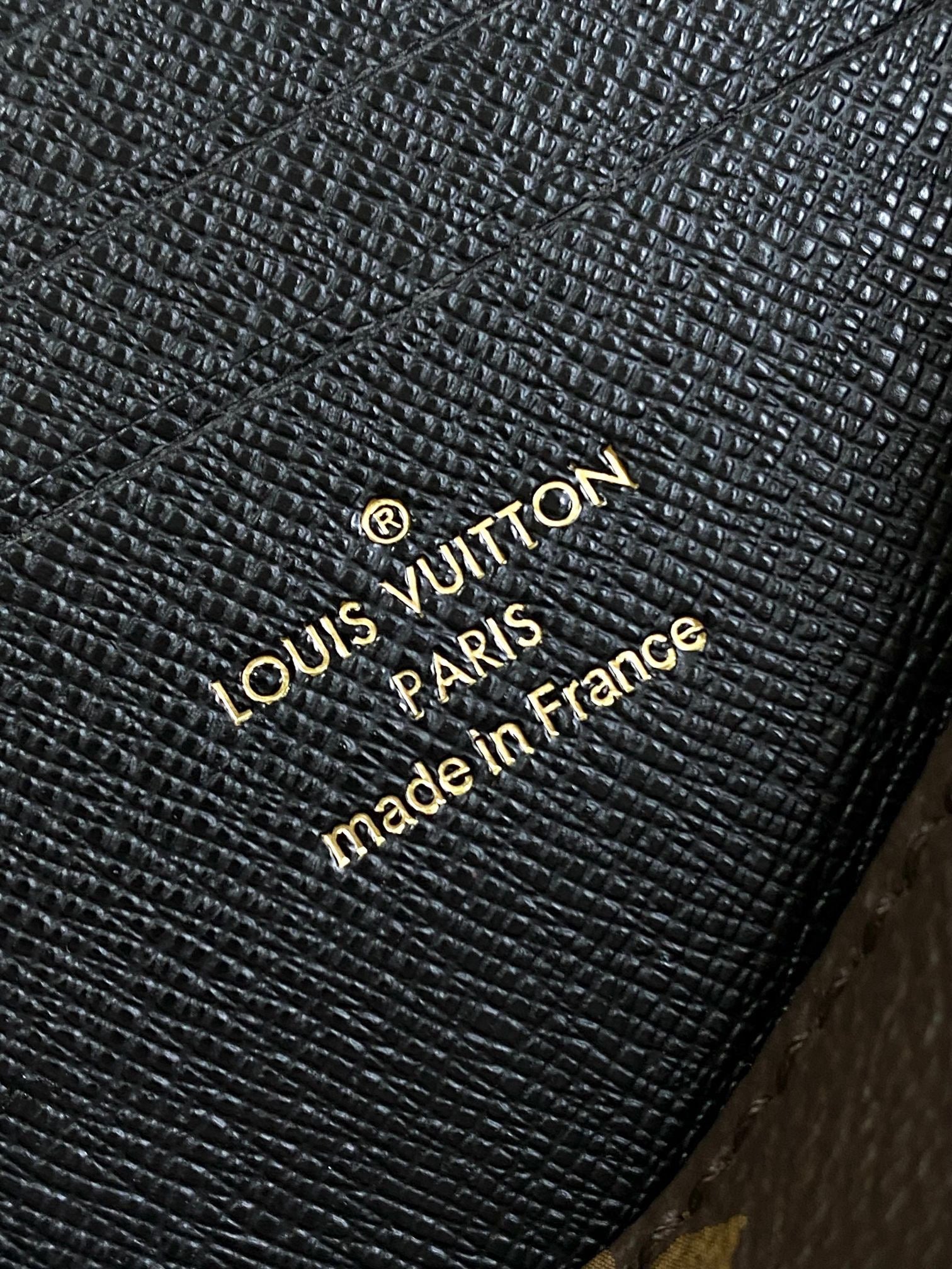 LOUIS VUITTON- M26587 Wallet On Chain