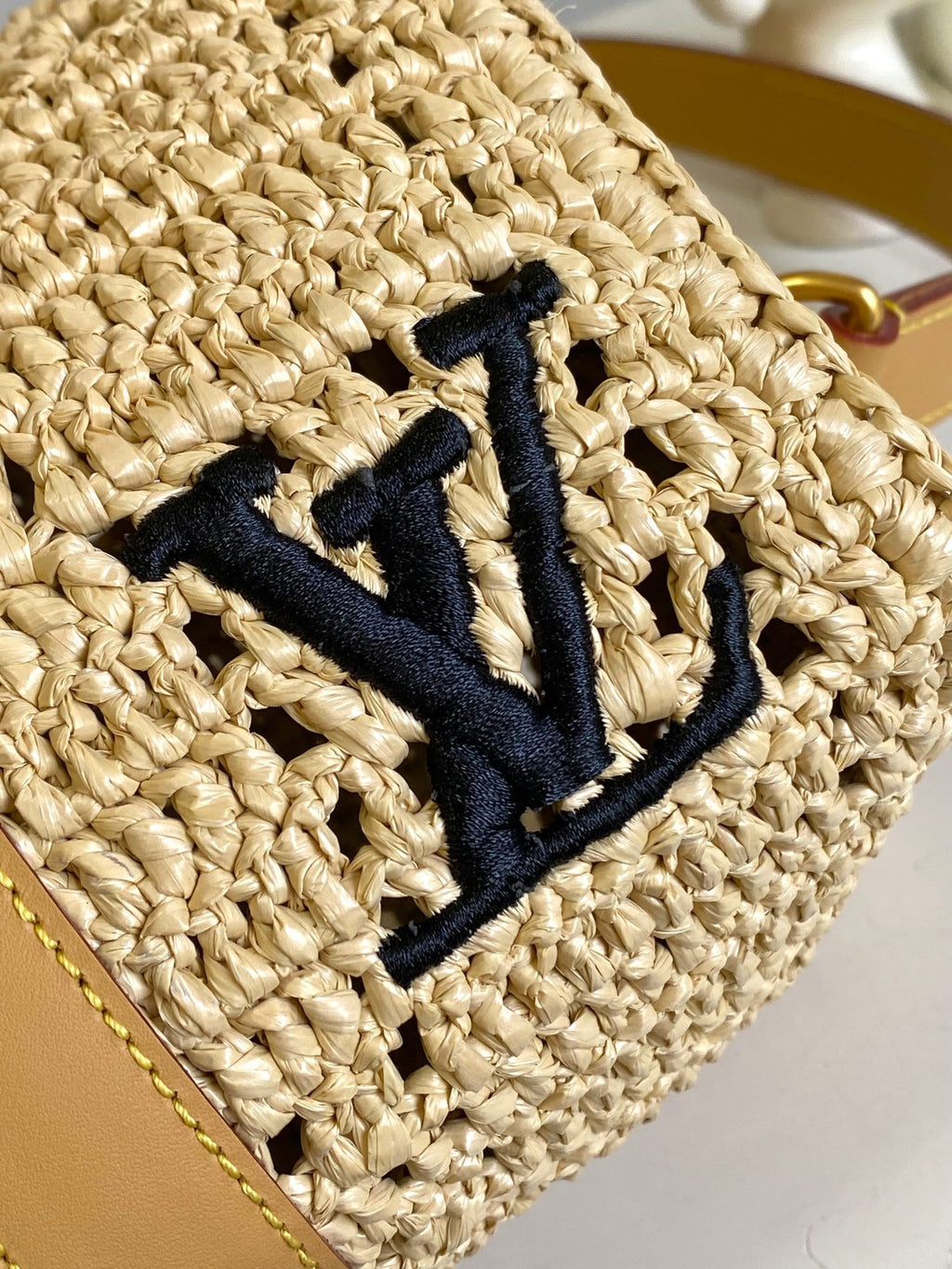 LOUIS VUITTON- Keepal Bandouliere 25 M25010