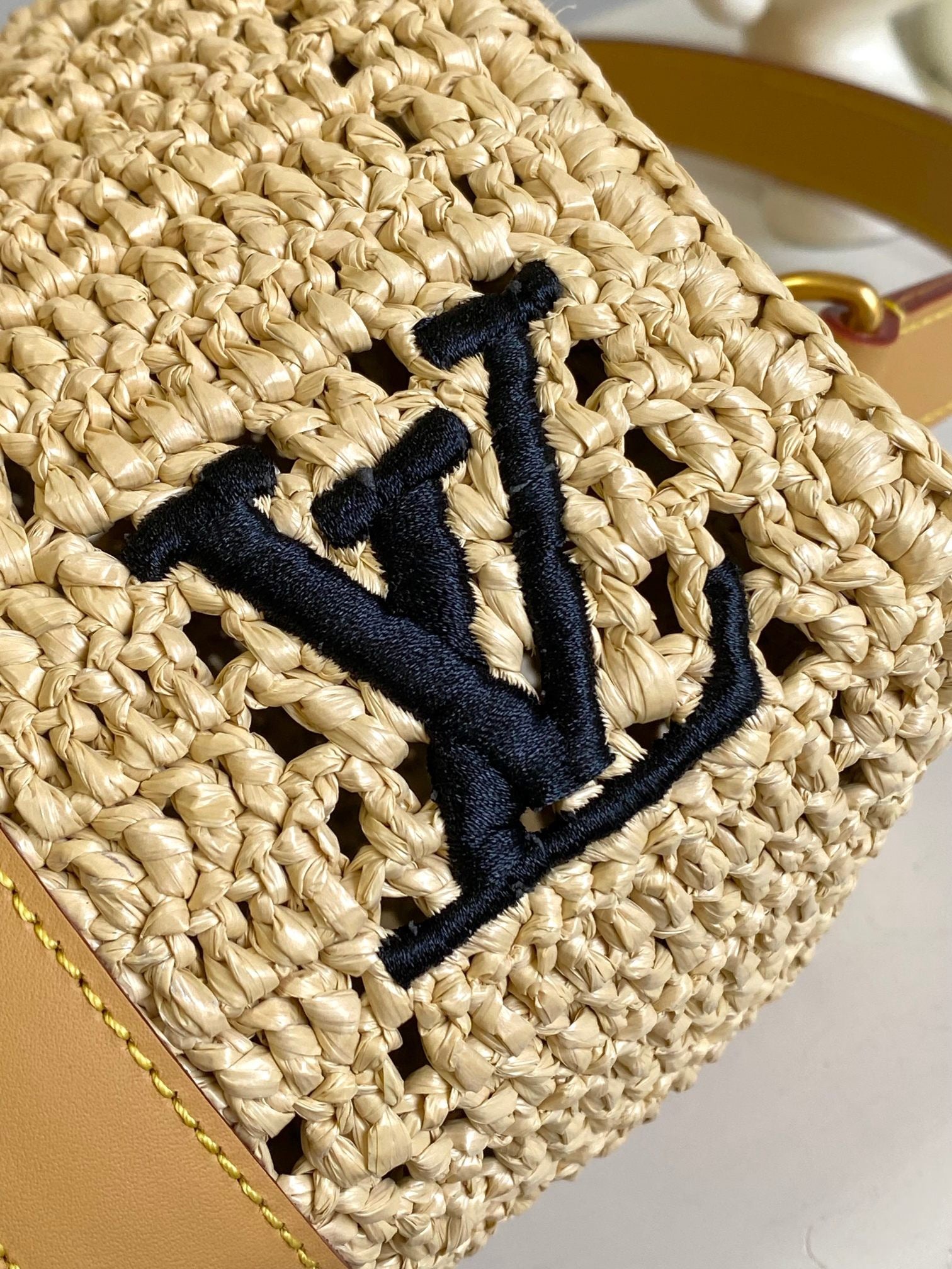 LOUIS VUITTON- Keepal Bandouliere 25 M25010