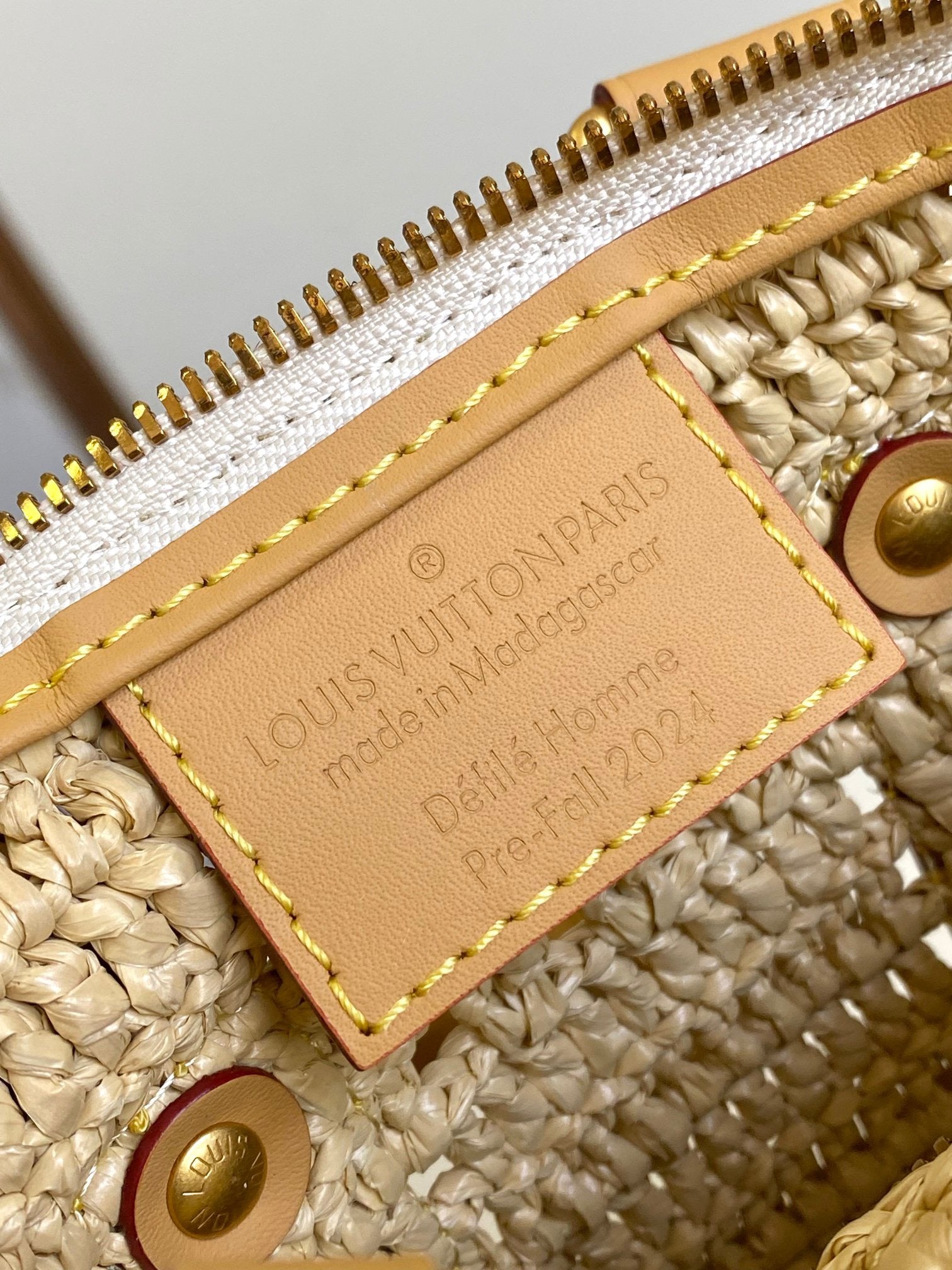 LOUIS VUITTON- Keepal Bandouliere 25 M25010