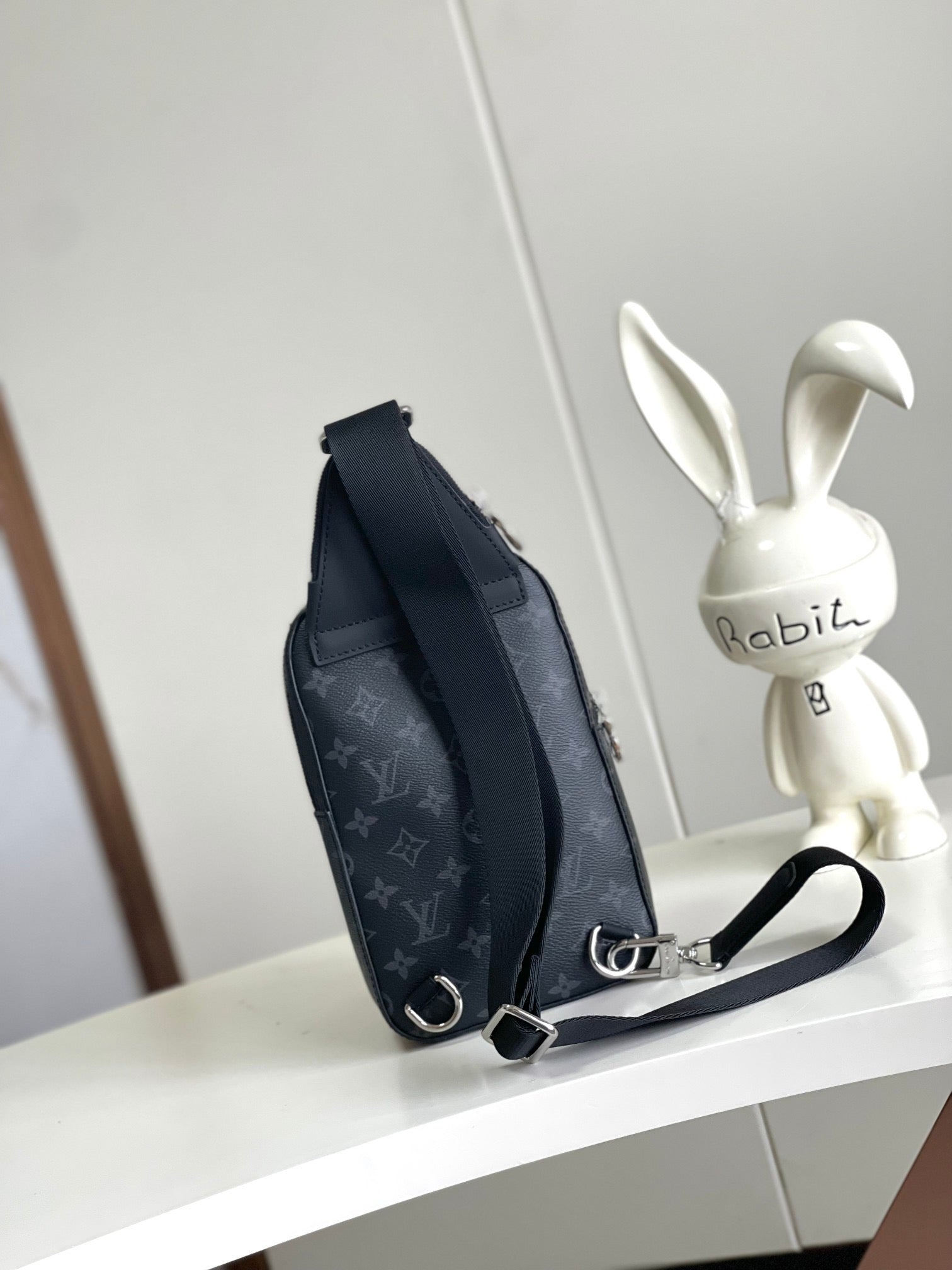 LOUIS VUITTON- M11703 Avenue