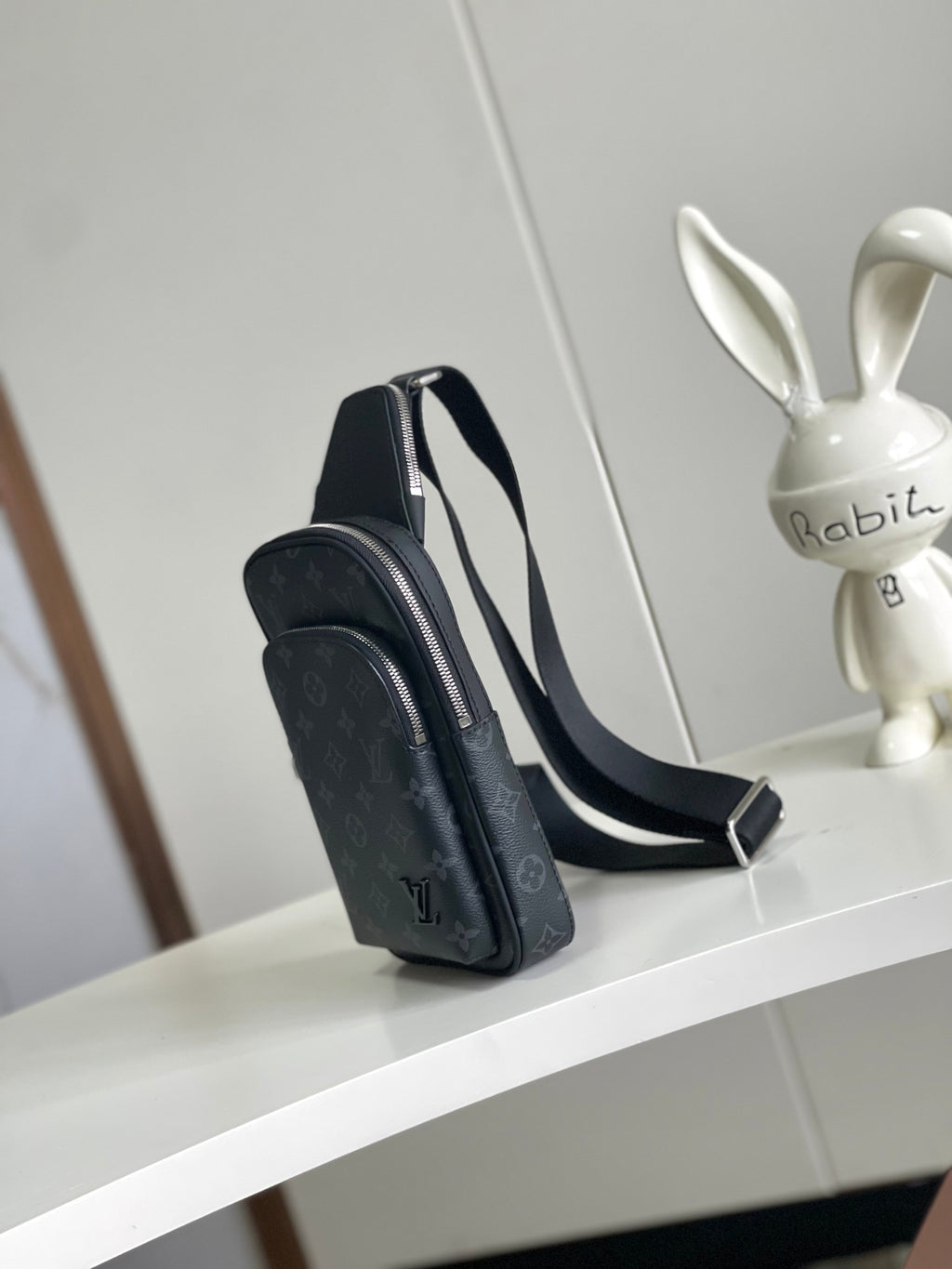 LOUIS VUITTON- M11703 Avenue