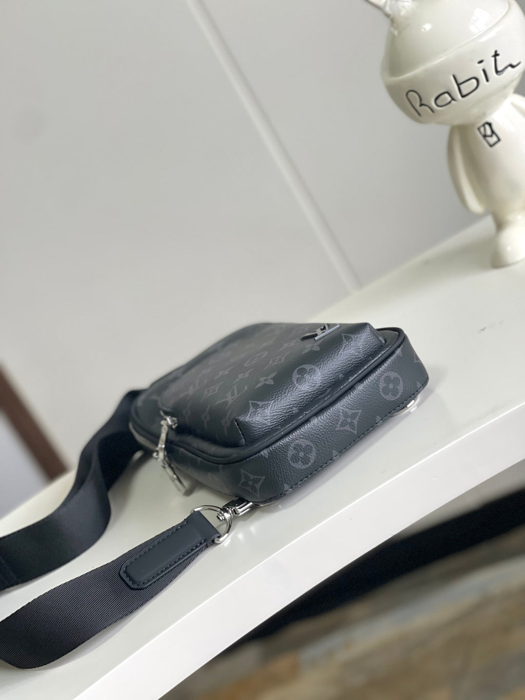 LOUIS VUITTON- M11703 Avenue