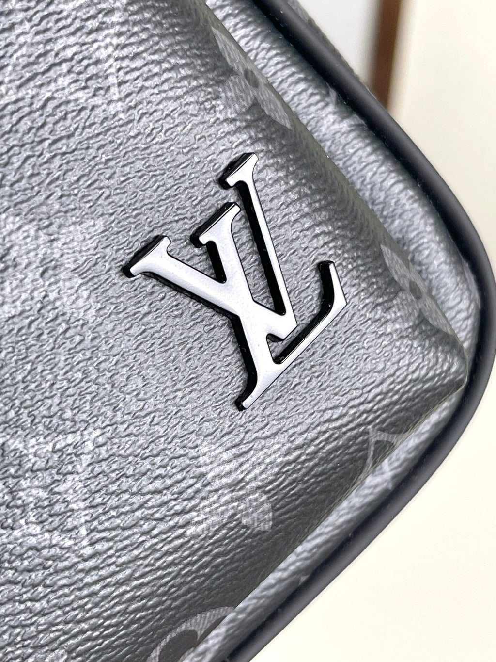 LOUIS VUITTON- M11703 Avenue