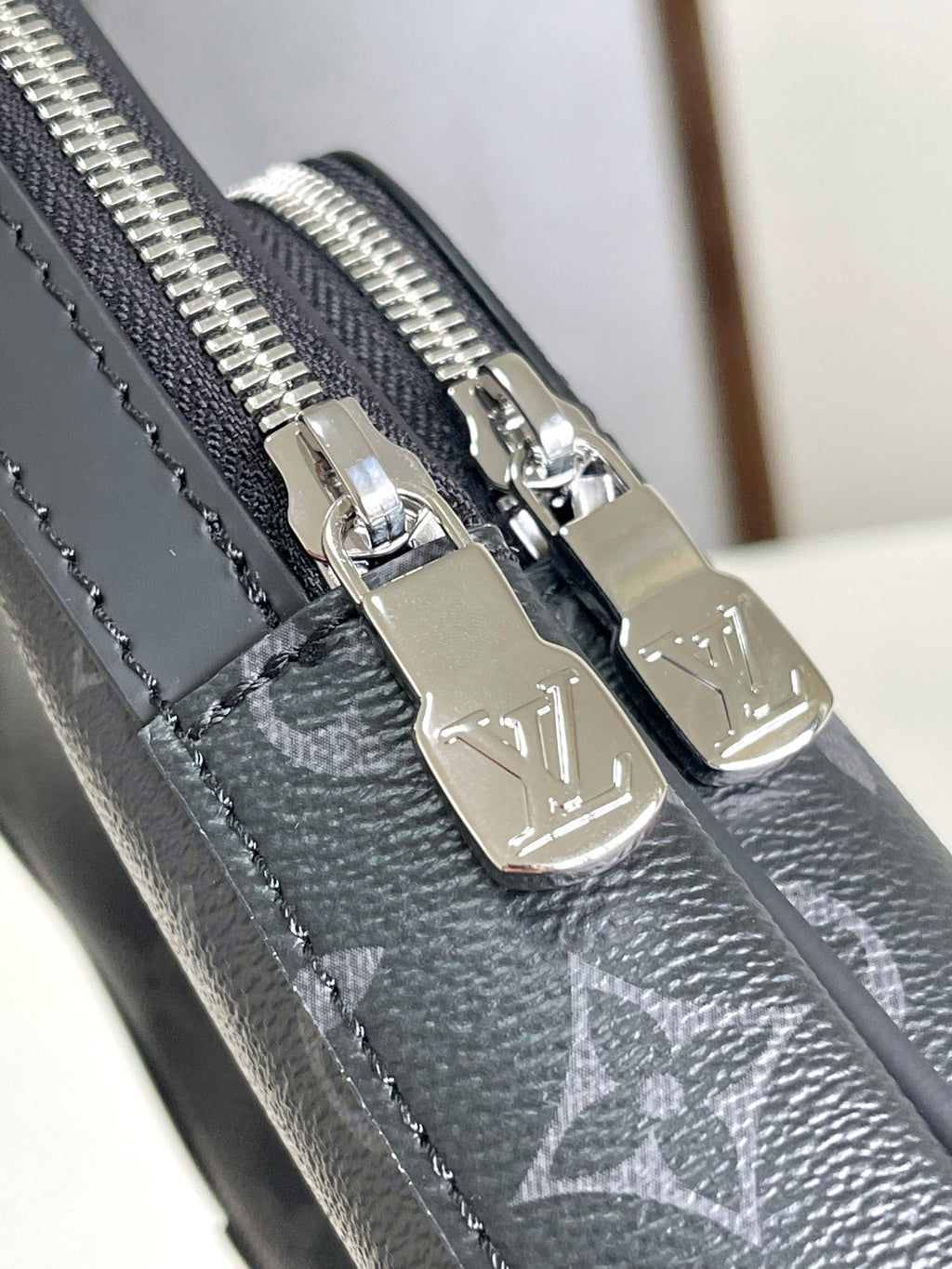 LOUIS VUITTON- M11703 Avenue