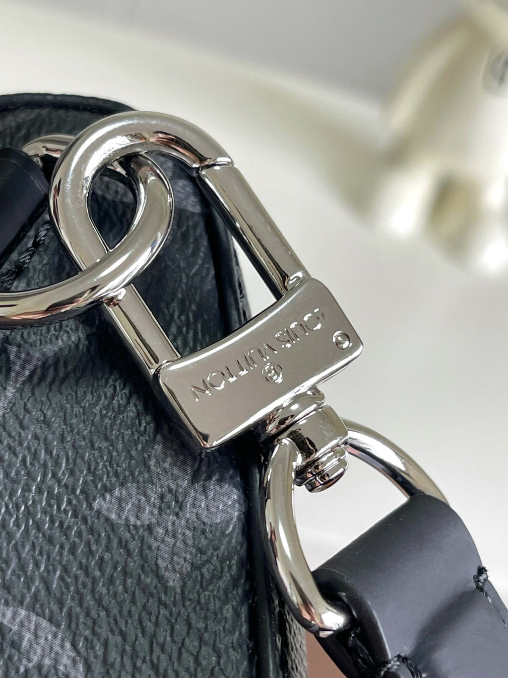 LOUIS VUITTON- M11703 Avenue