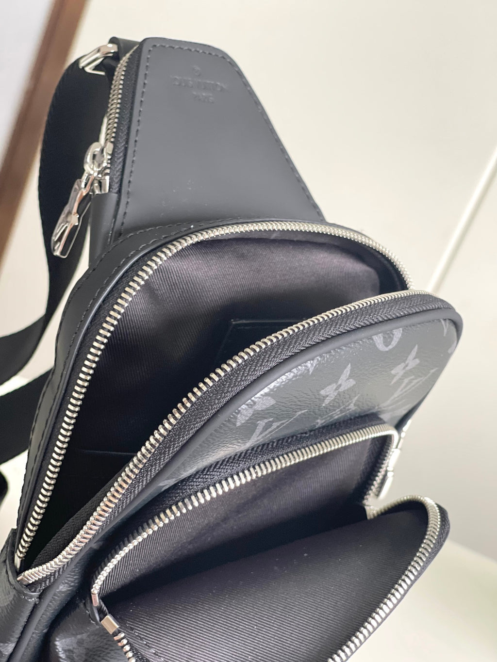 LOUIS VUITTON- M11703 Avenue