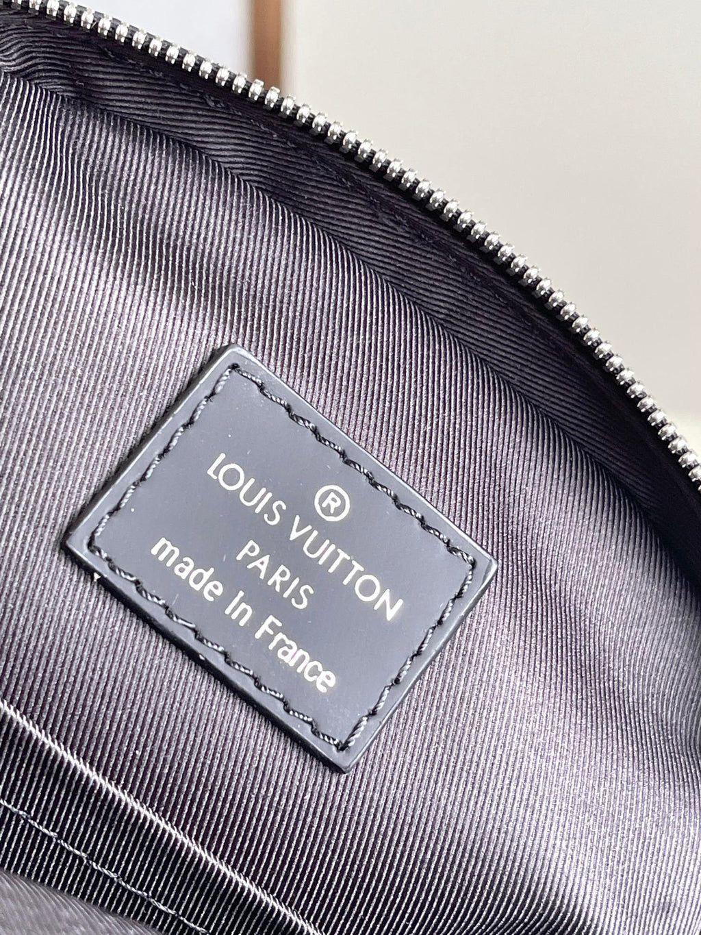 LOUIS VUITTON- M11703 Avenue