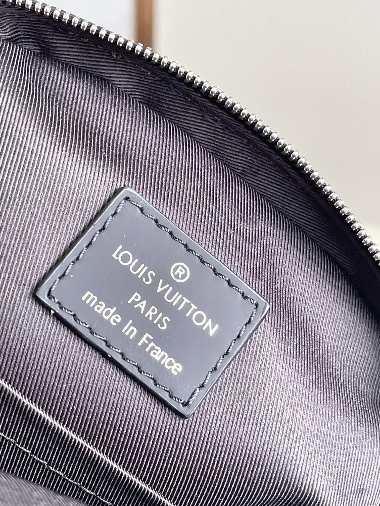 LOUIS VUITTON- M11703 Avenue