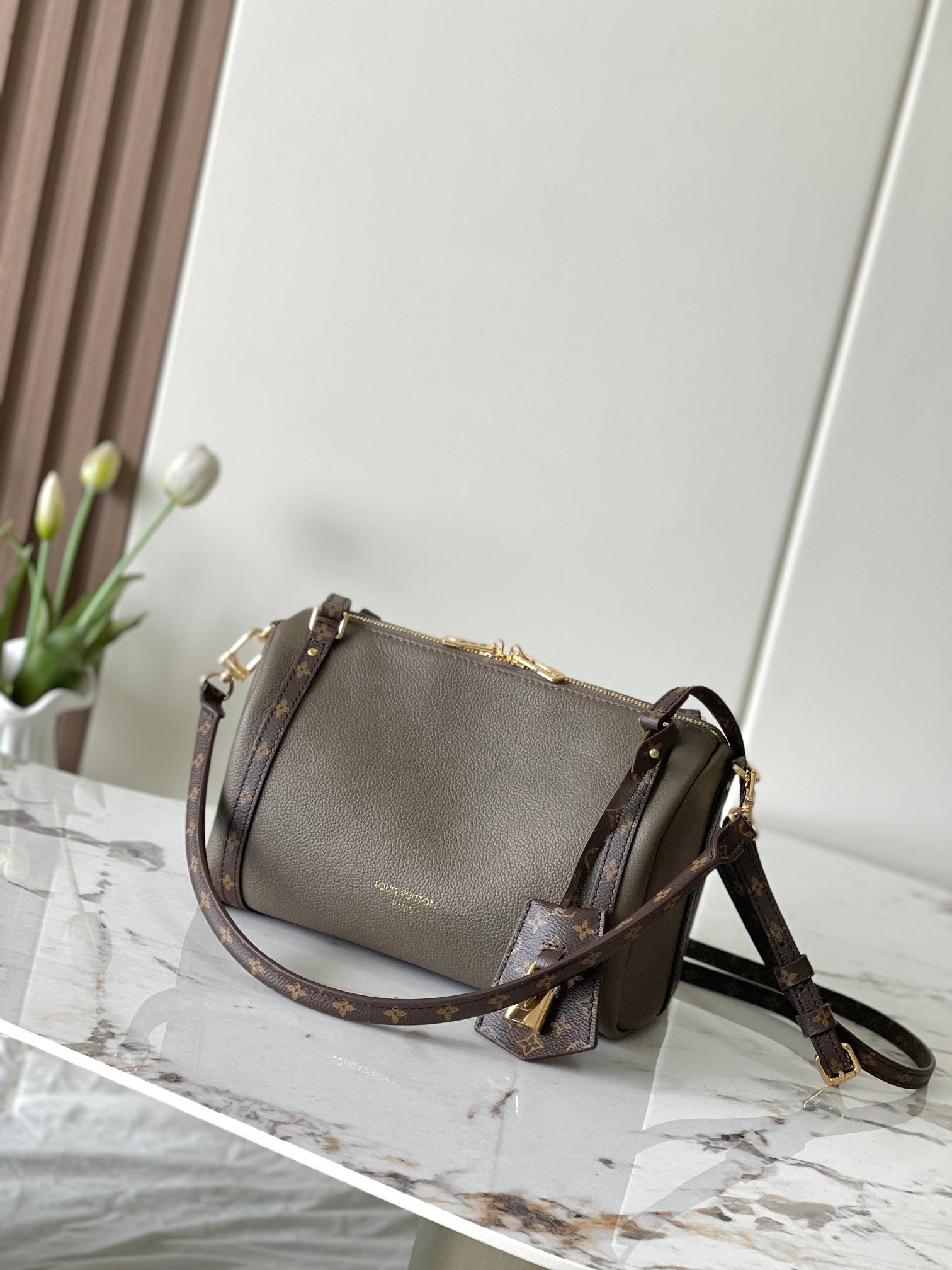 LOUIS VUITTON-EXESS M26039