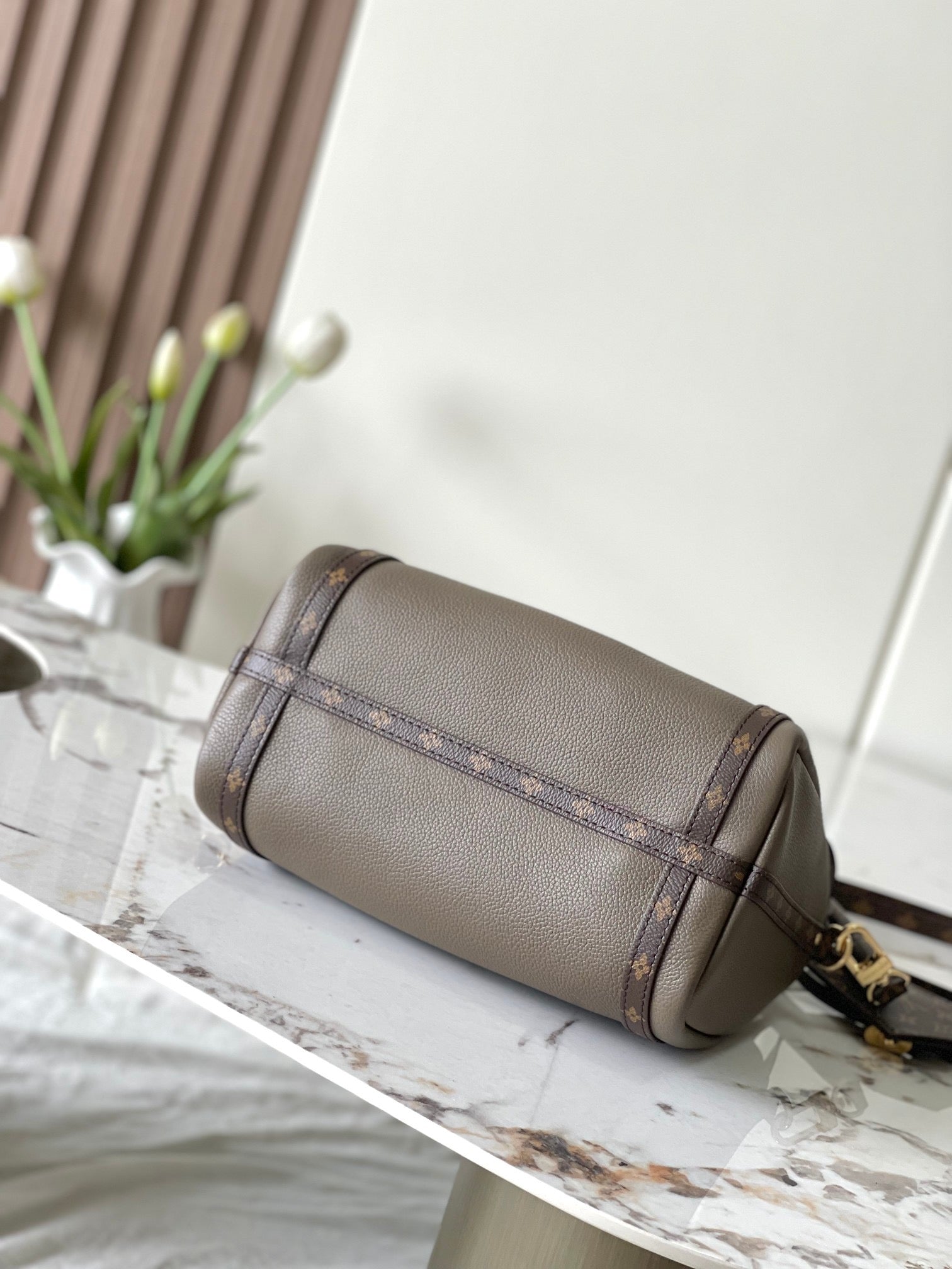 LOUIS VUITTON-EXESS M26039