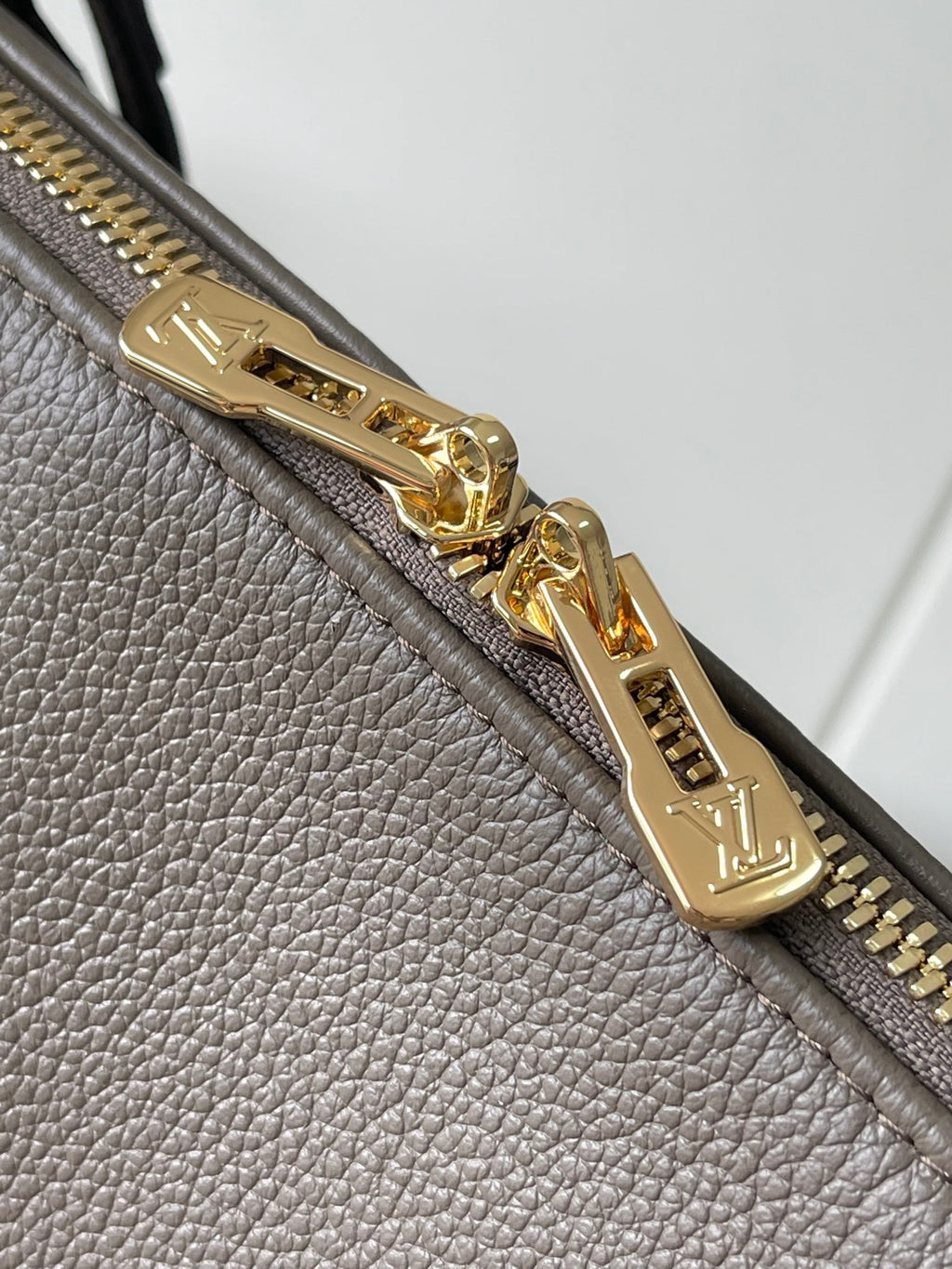 LOUIS VUITTON-EXESS M26039