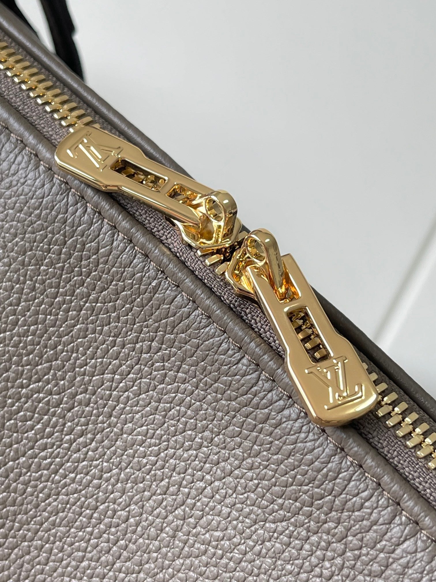 LOUIS VUITTON-EXESS M26039