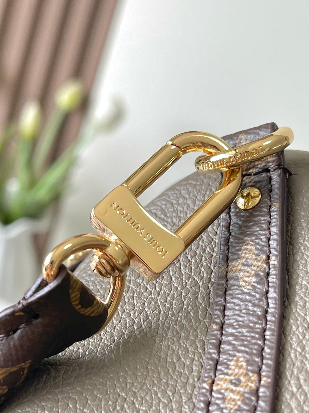 LOUIS VUITTON-EXESS M26039