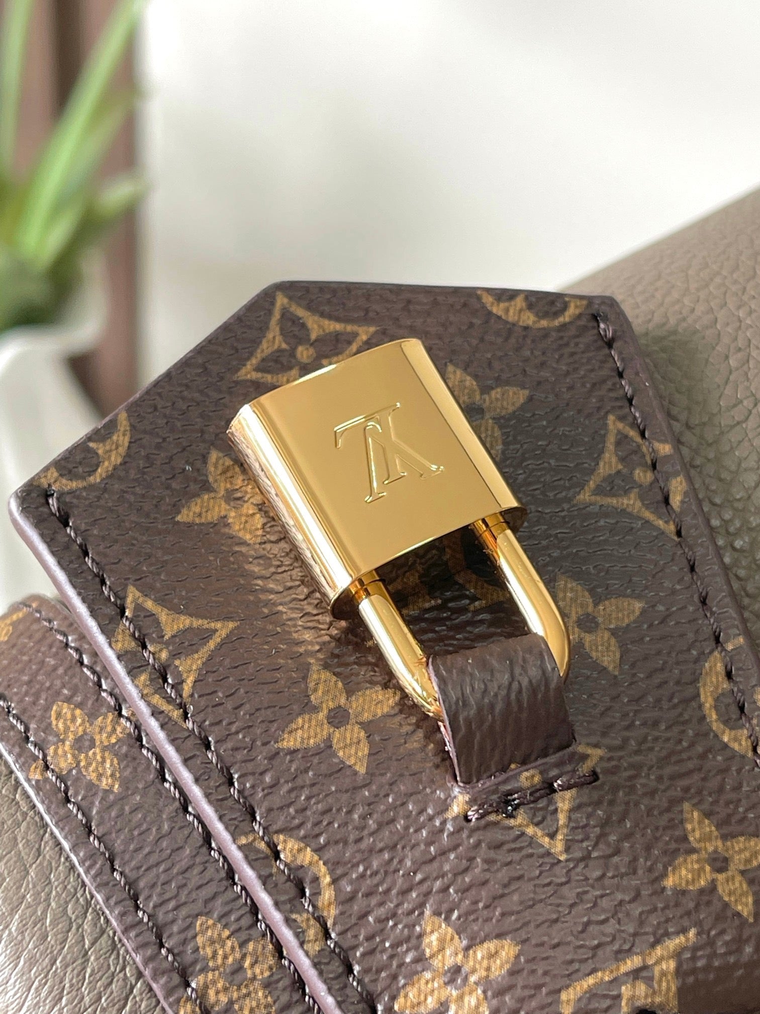 LOUIS VUITTON-EXESS M26039