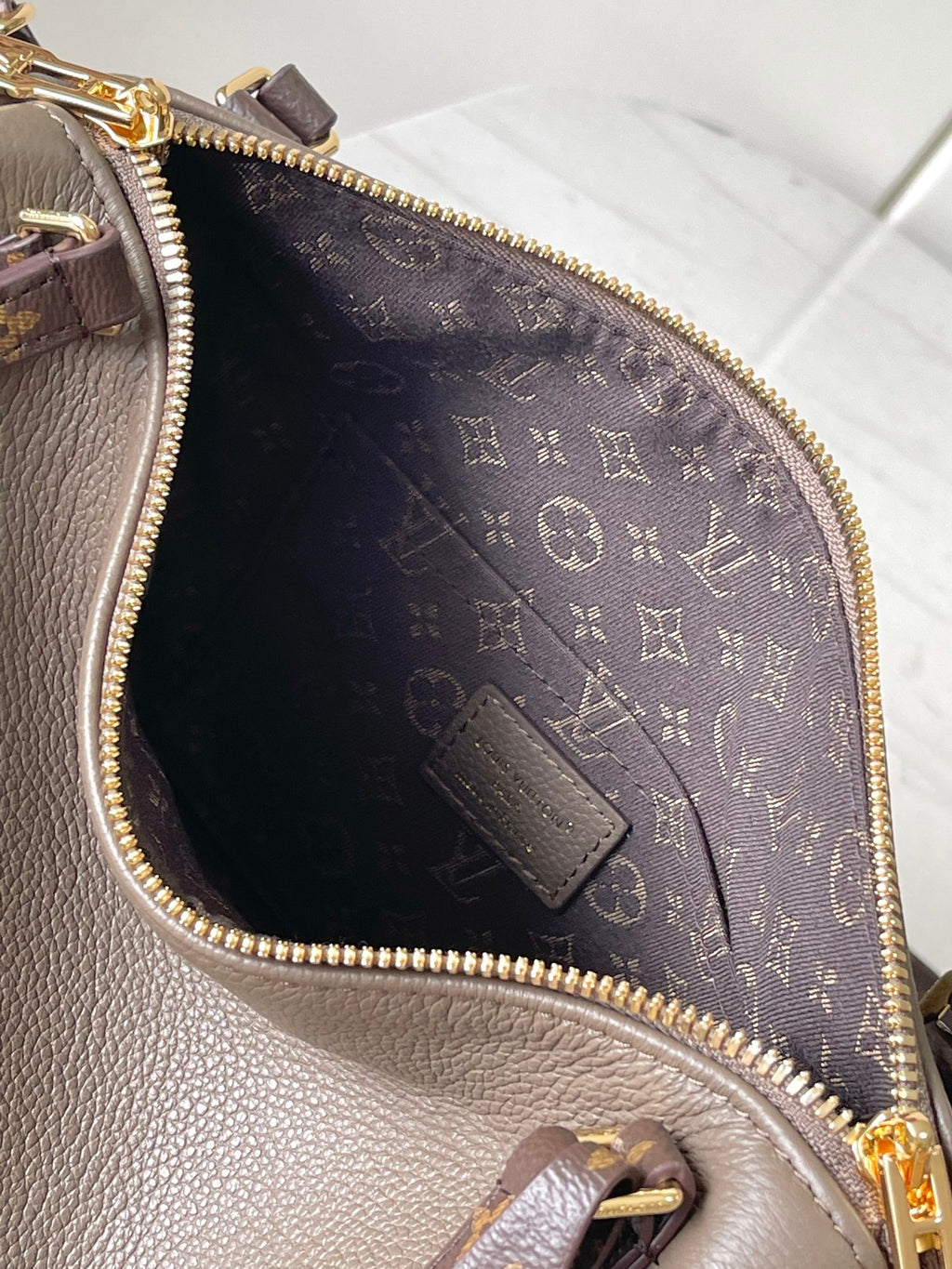 LOUIS VUITTON-EXESS M26039