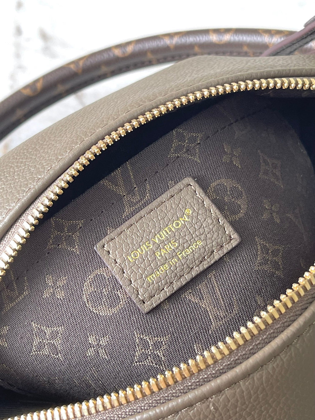 LOUIS VUITTON-EXESS M26039