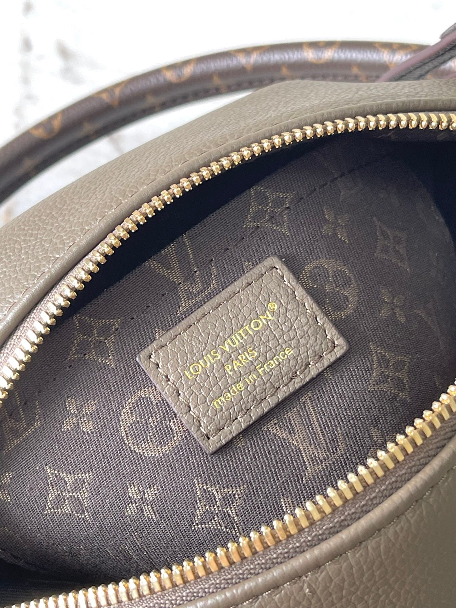LOUIS VUITTON-EXESS M26039