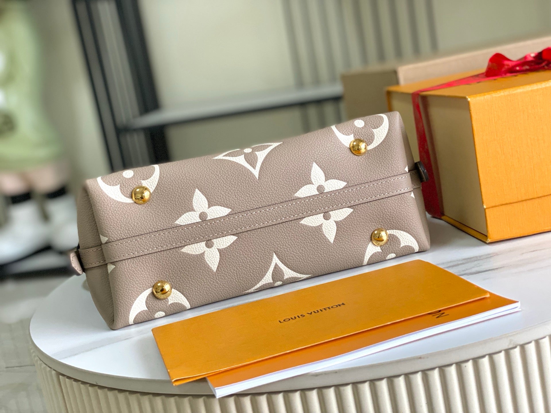 LOUIS VUITTON- LV bag