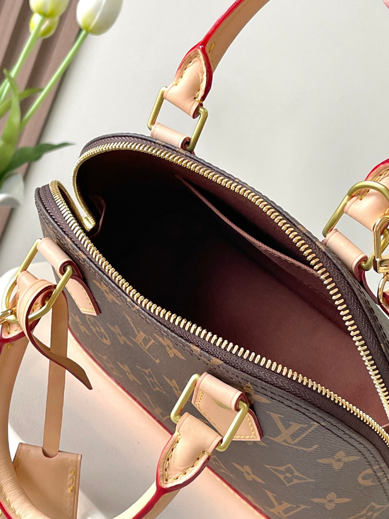 LOUIS VUITTON- LV bag