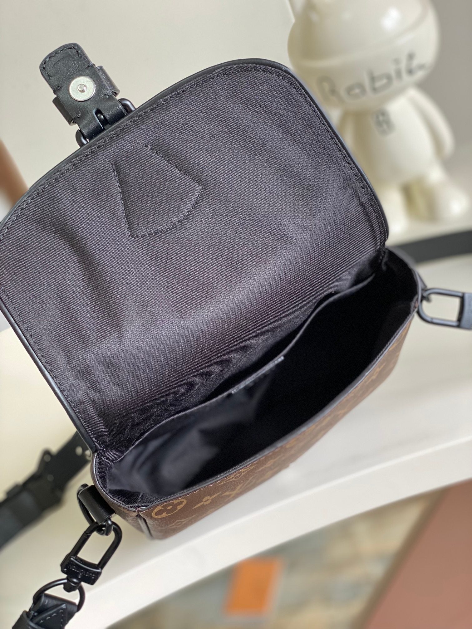 LOUIS VUITTON- LV bag