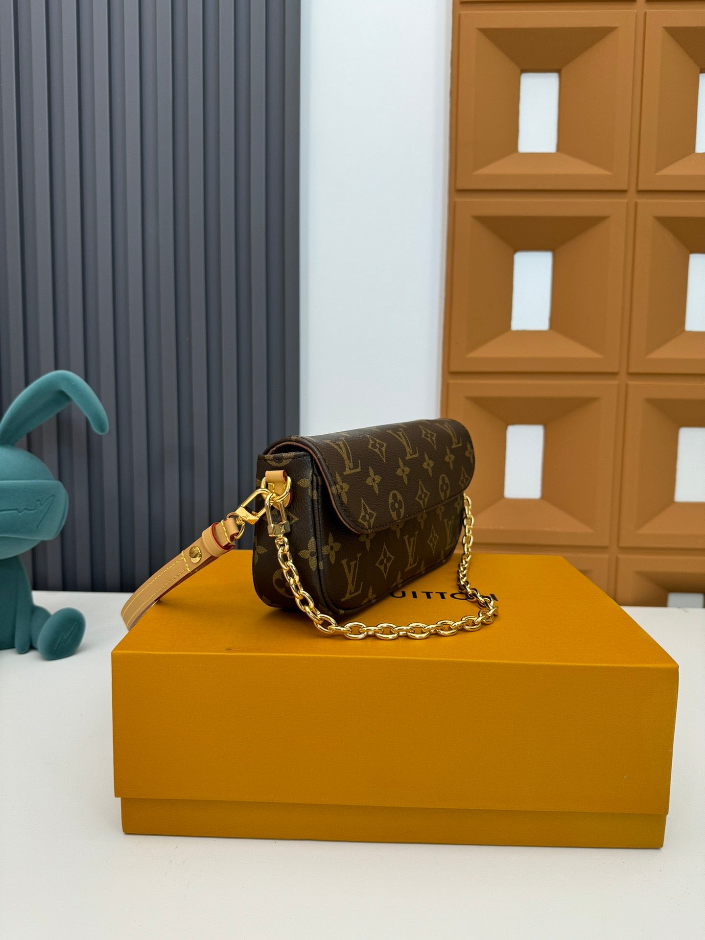 LOUIS VUITTON- LV bag