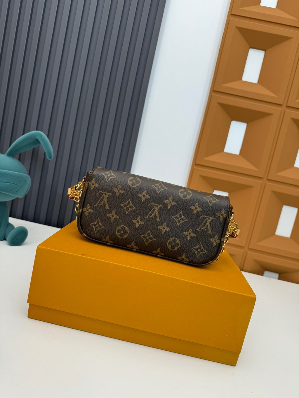 LOUIS VUITTON- LV bag