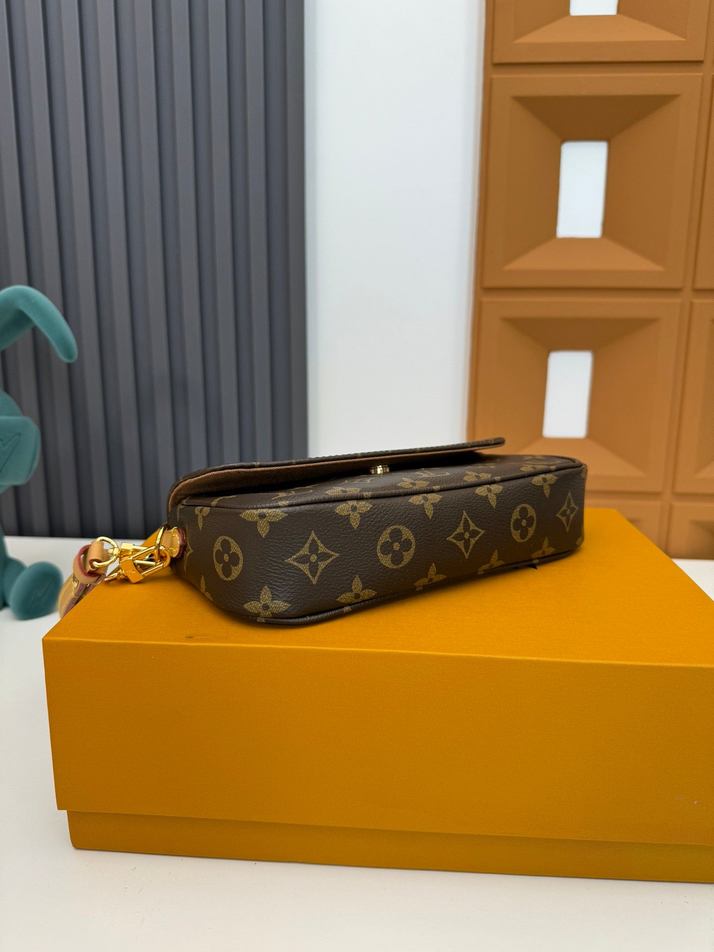 LOUIS VUITTON- LV bag