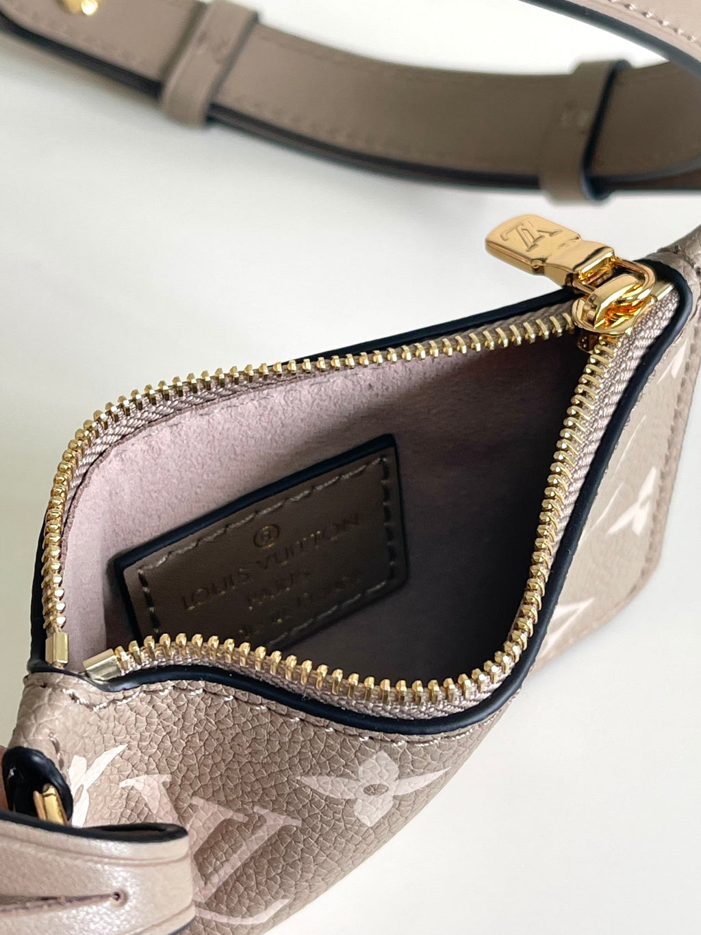 LOUIS VUITTON- LV bag