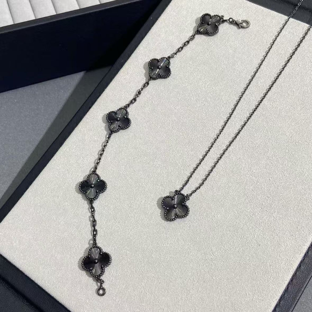 A light luxury, versatile and high-end bracelet