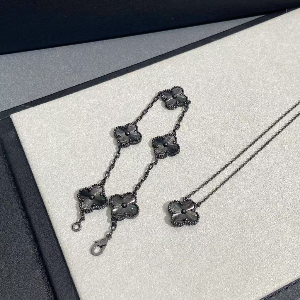 A light luxury, versatile and high-end bracelet