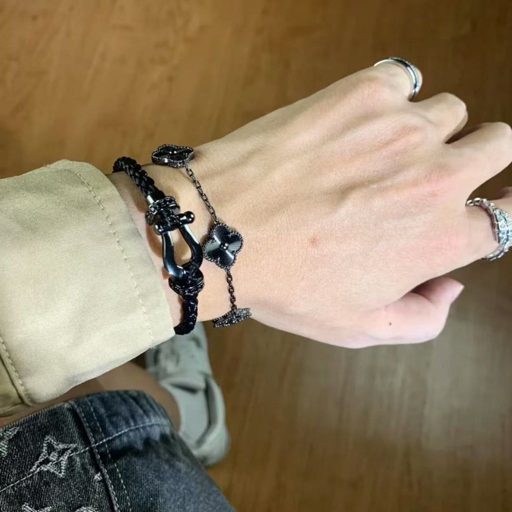 A light luxury, versatile and high-end bracelet