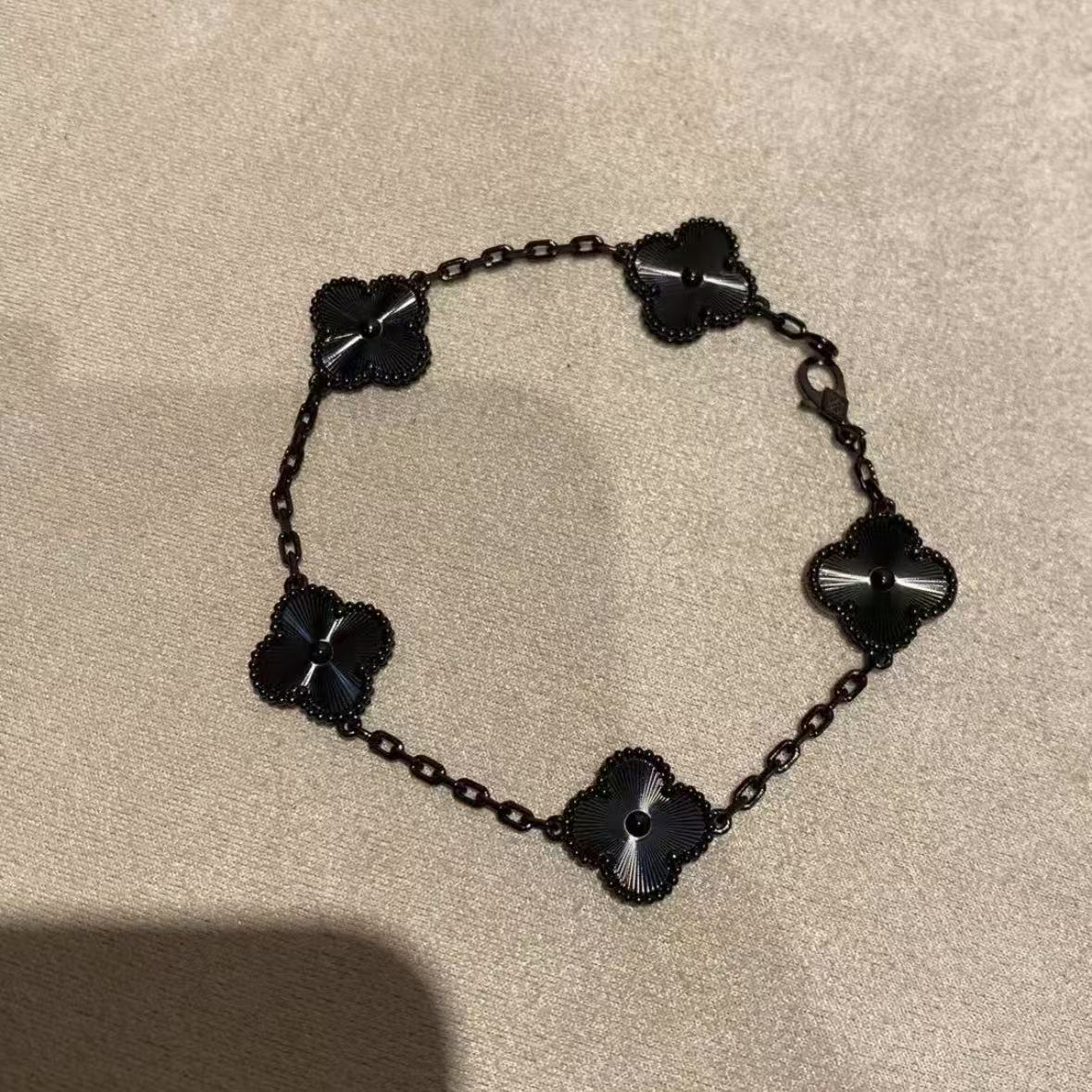 A light luxury, versatile and high-end bracelet