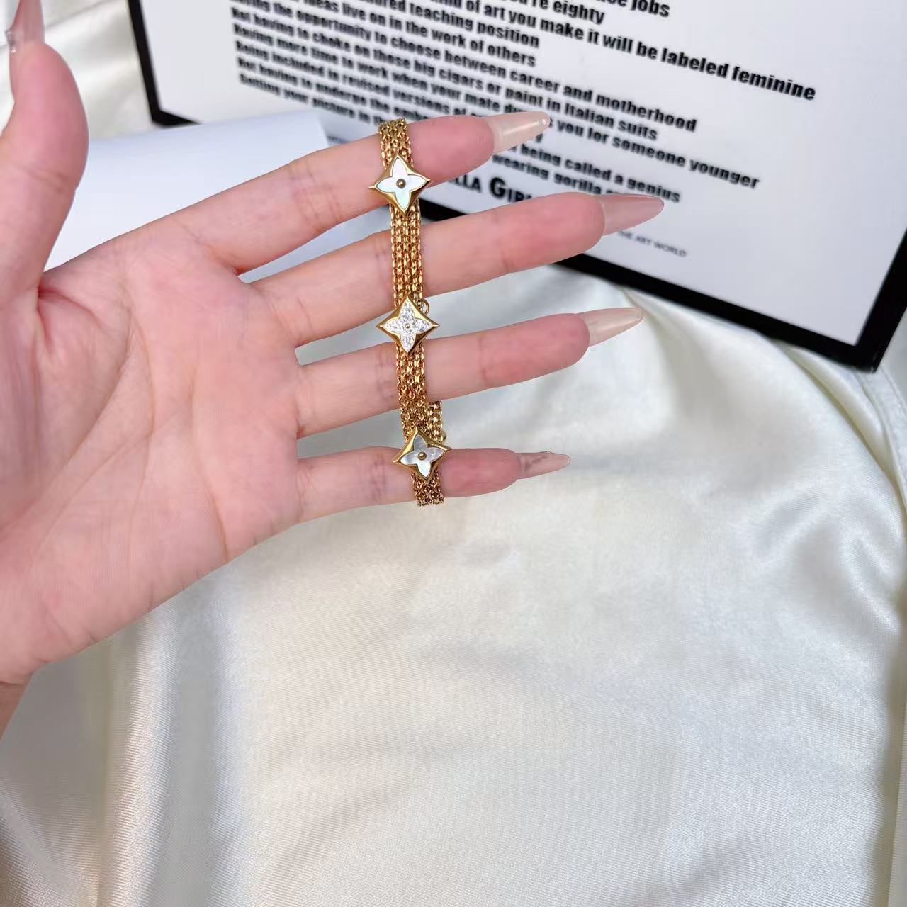 New exquisite bracelet metal flower design temperament versatile