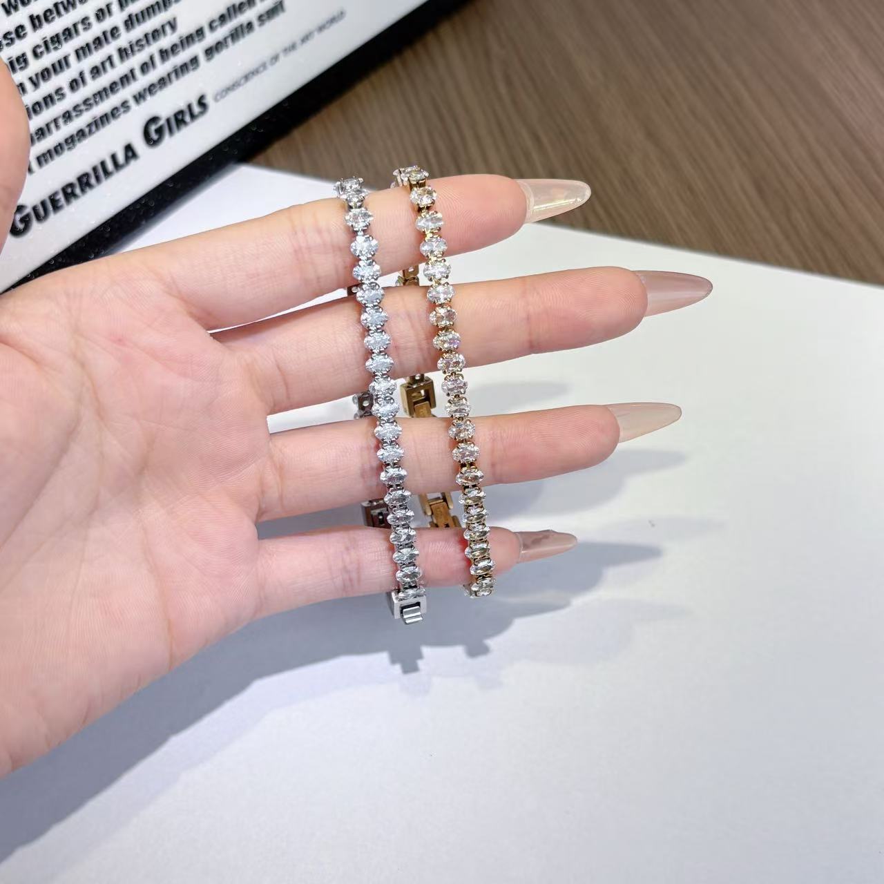 This light luxury pearl and jade precious water diamond bracelet is simple and versatile for women