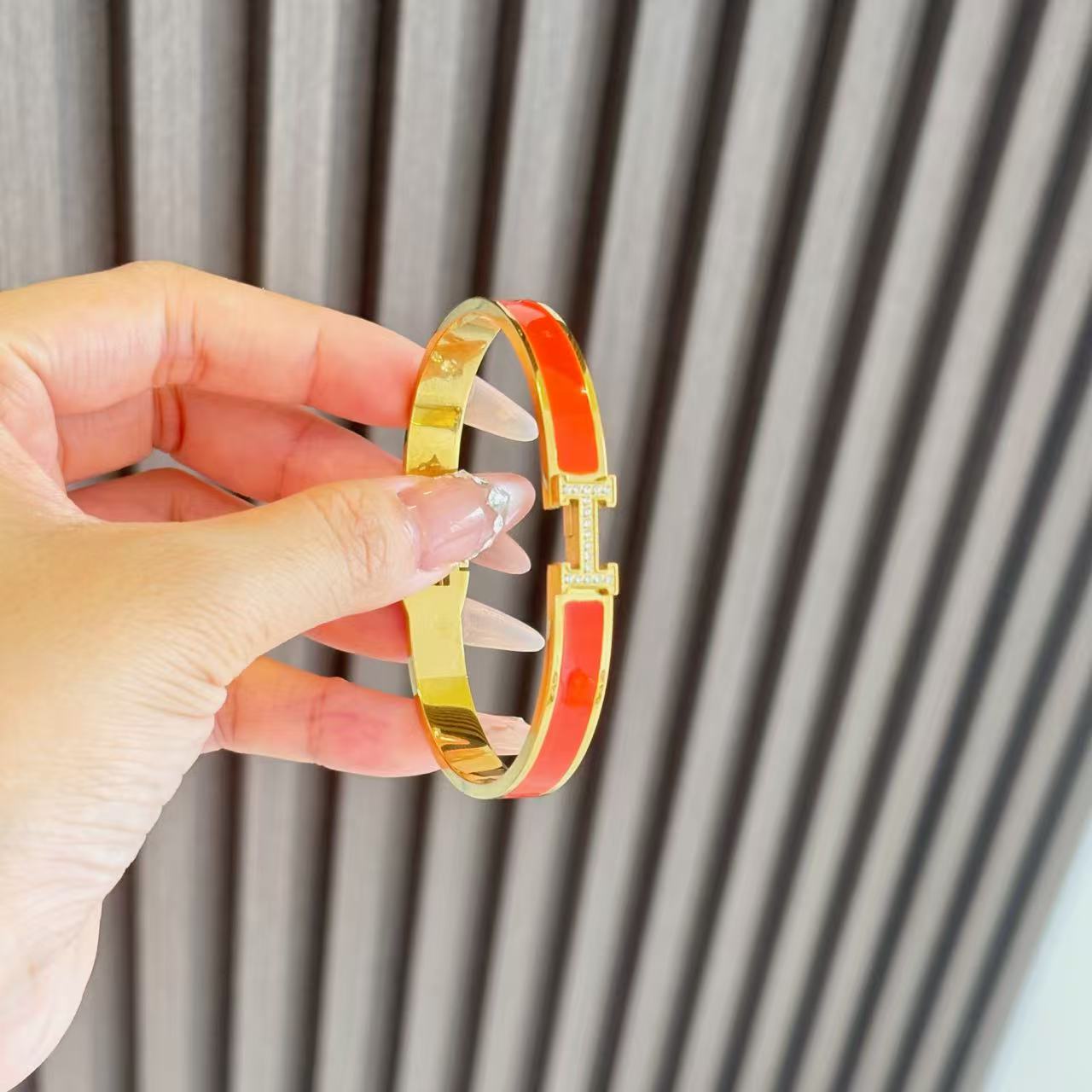 H letter bracelet, a high-end diamond-encrusted accessory for women