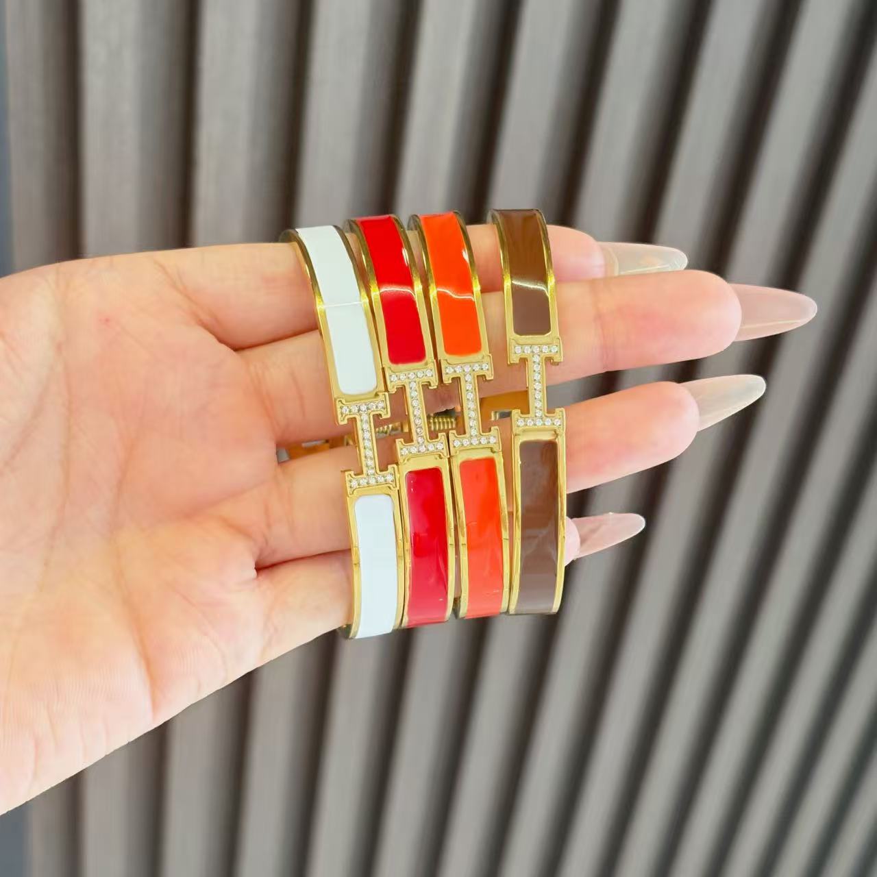 H letter bracelet, a high-end diamond-encrusted accessory for women