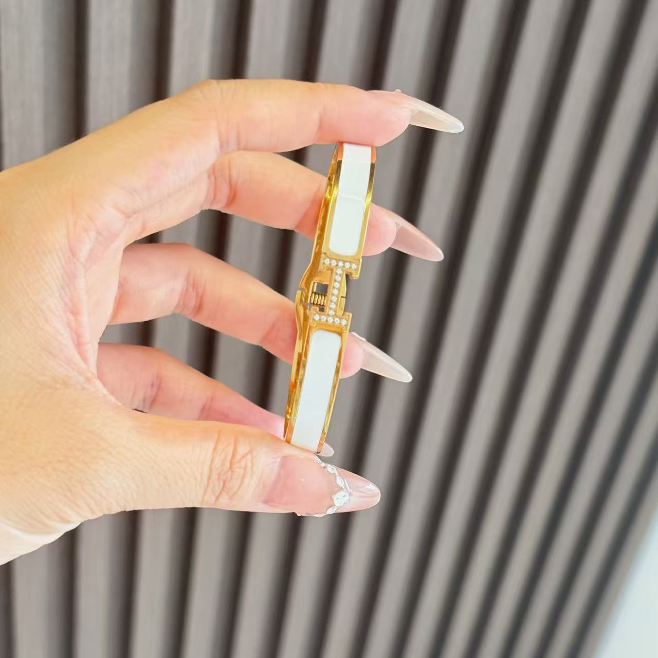 H letter bracelet, a high-end diamond-encrusted accessory for women