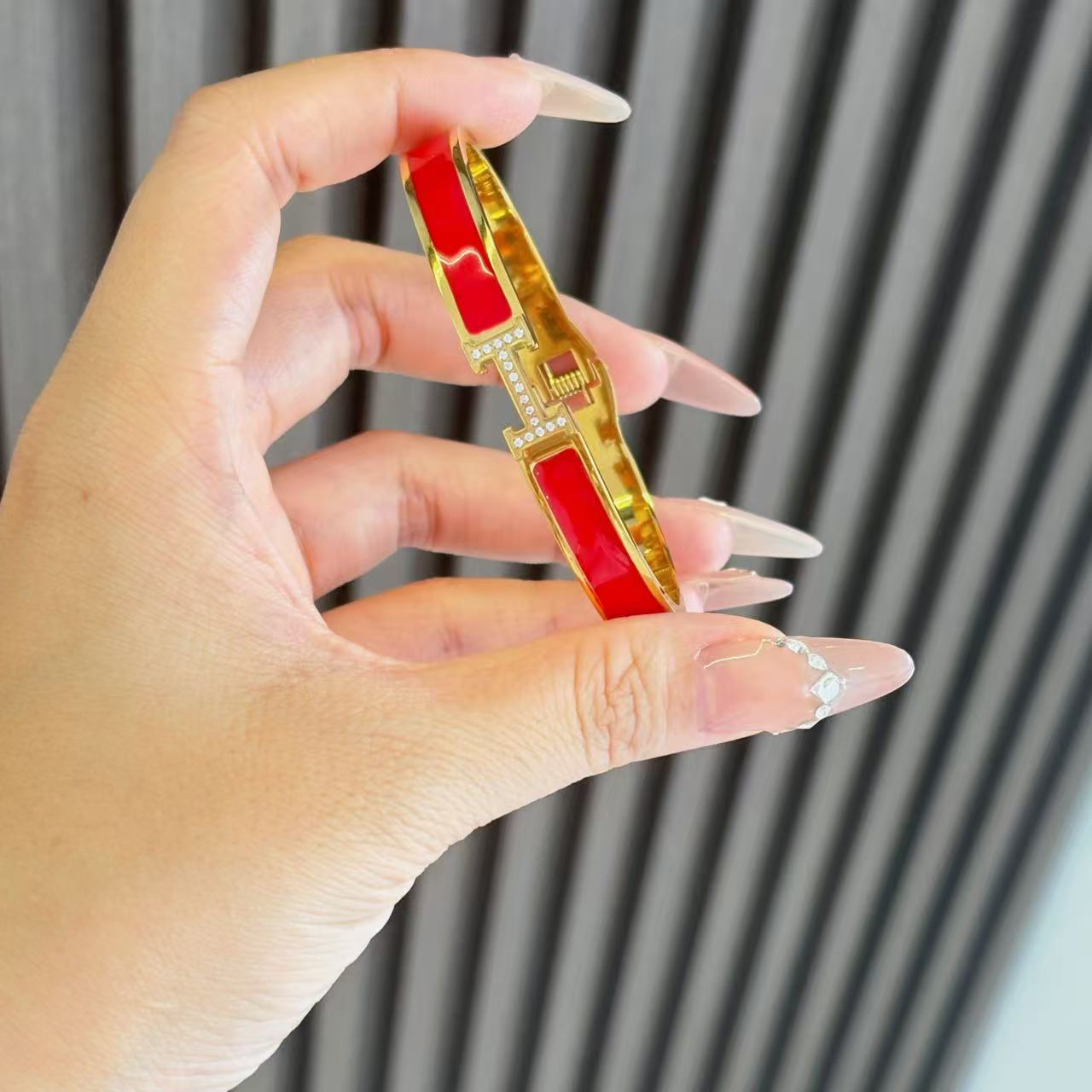 H letter bracelet, a high-end diamond-encrusted accessory for women