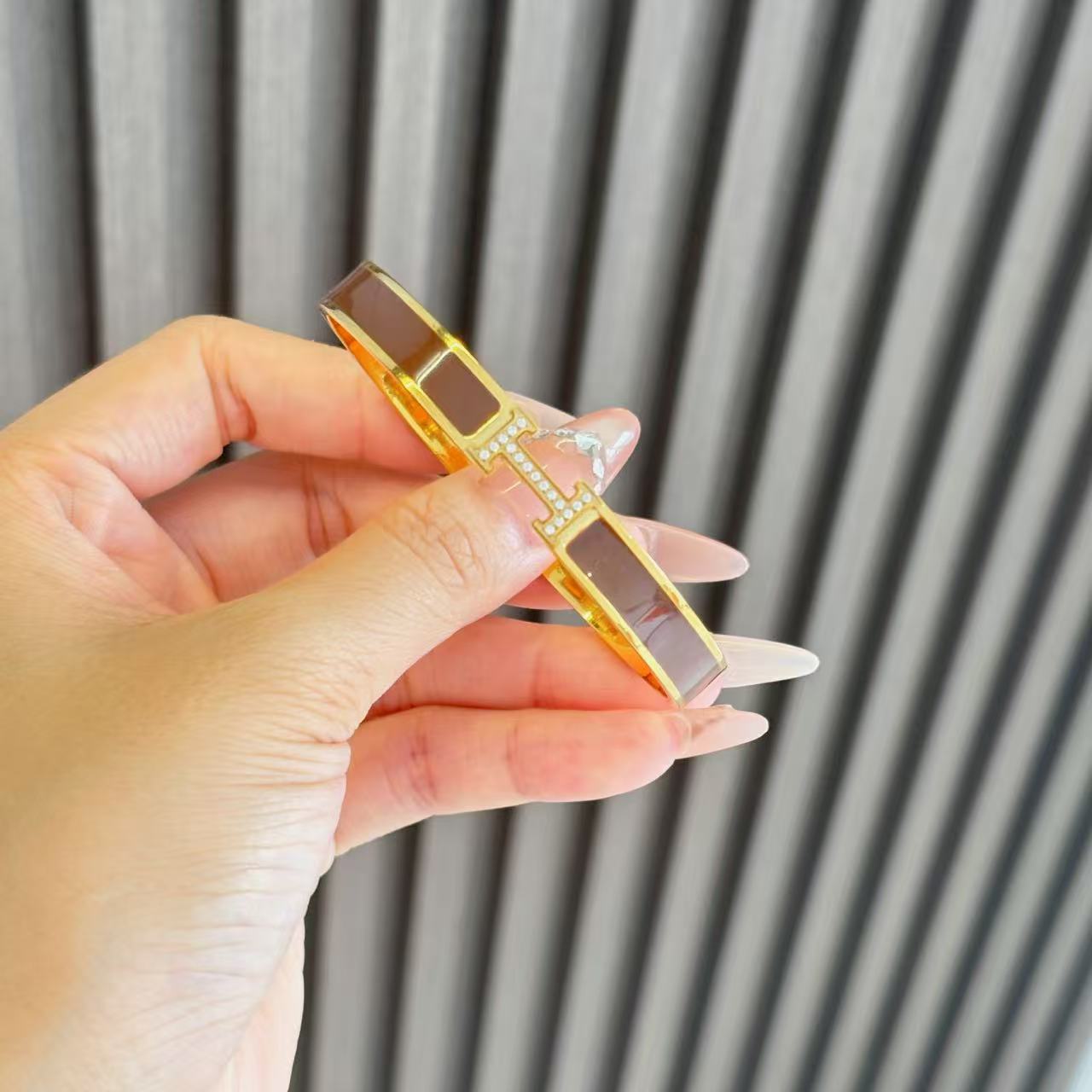 H letter bracelet, a high-end diamond-encrusted accessory for women