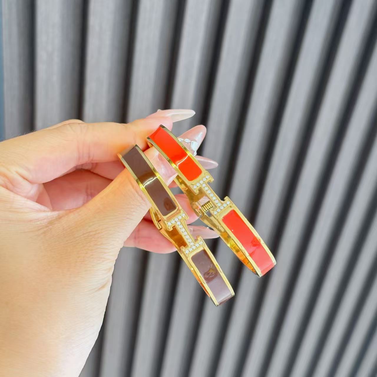 H letter bracelet, a high-end diamond-encrusted accessory for women