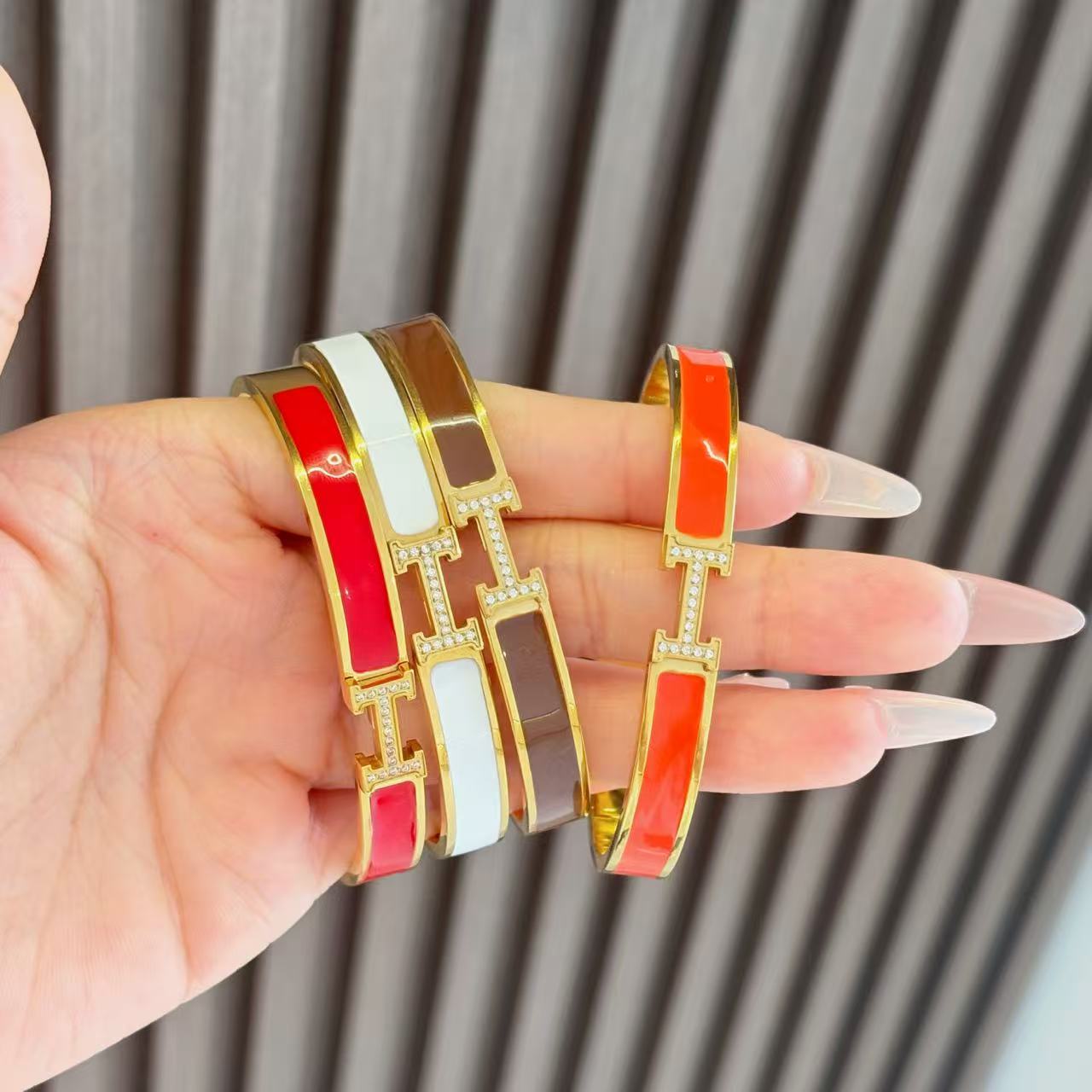 H letter bracelet, a high-end diamond-encrusted accessory for women