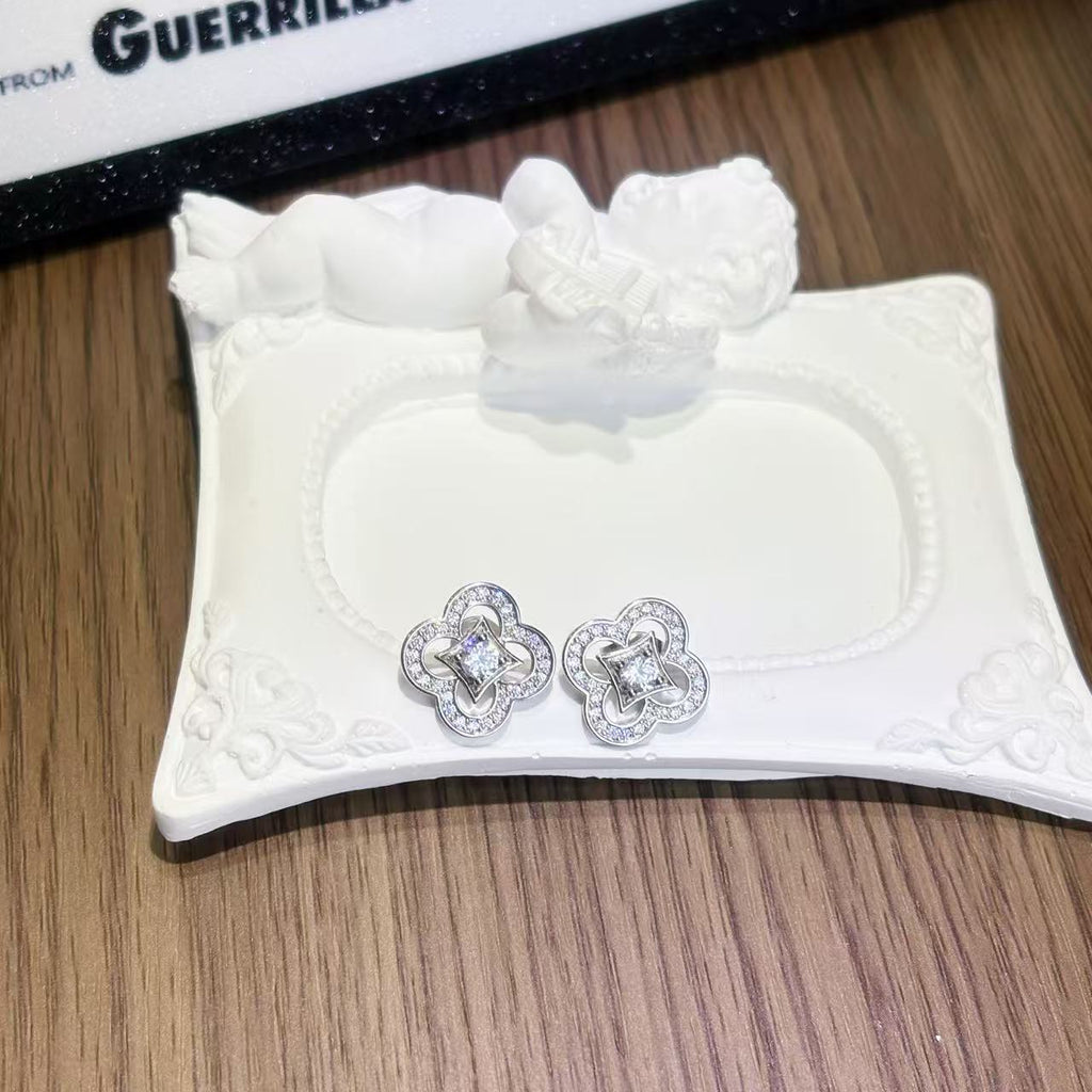 Personalized accessories: versatile, fashionable and elegant. Hollowed-out diamond-encrusted four-leaf clover earrings and necklaces