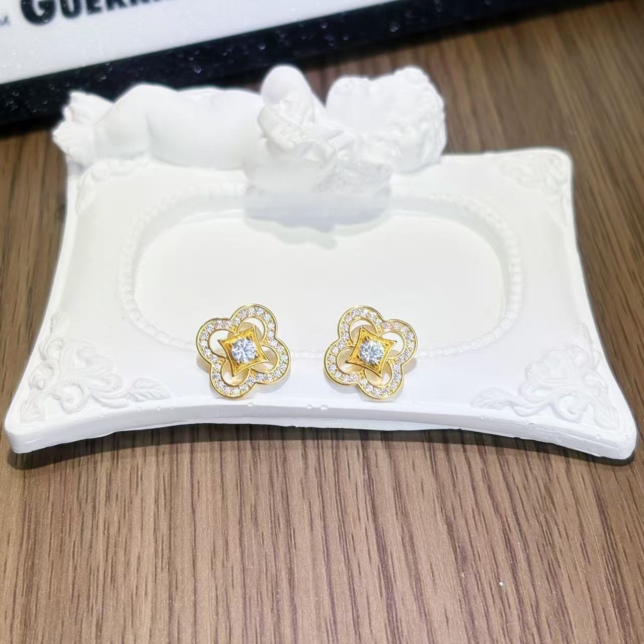 Personalized accessories: versatile, fashionable and elegant. Hollowed-out diamond-encrusted four-leaf clover earrings and necklaces